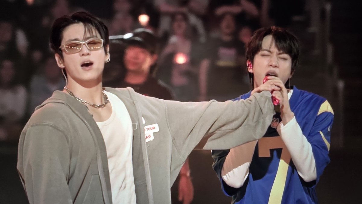 outrotearjin's tweet photo. never a dull moment with these two https://t.co/UaK08HR7JX