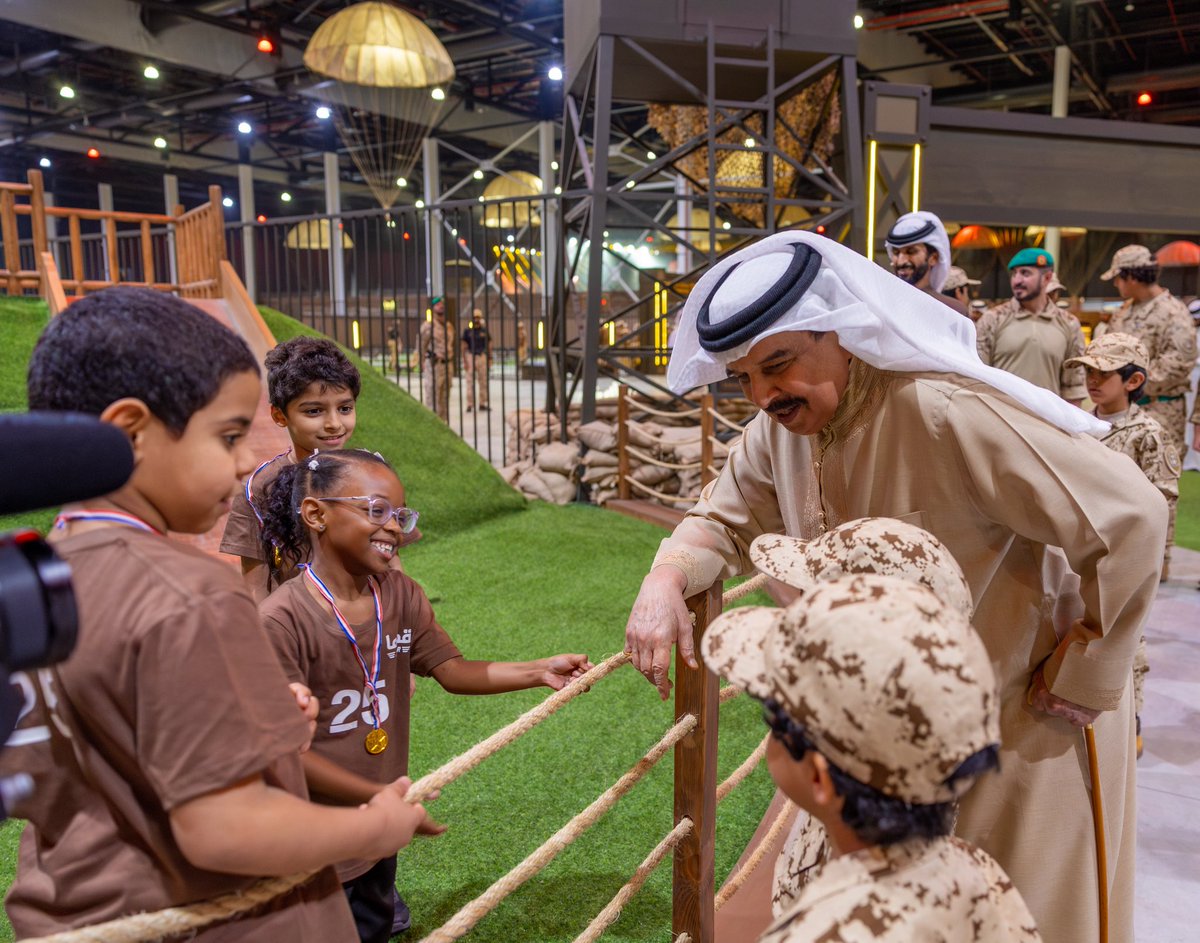BDF_Bahrain's tweet photo. حضرة صاحب الجلالة الملك حمد بن عيسى آل خليفة، ملك البلاد المعظم القائد الأعلى للقوات المسلحة حفظه الله ورعاه يتفضل بزيارة معسكر "قدها جونيور" التدريبي للناشئة

https://t.co/TQRX22drq6 https://t.co/nXbm35i9Cv