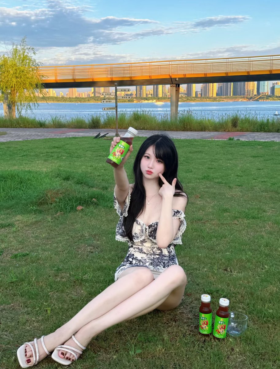 Mirei9988's tweet photo. 最近的天空真的太美啦
傍晚来江边散散步随身揣上洪大好得酸枣汁
清爽酸甜，0糖，胜过奶茶千万倍
都说南昌这个城市有点辣，不光美食
人更火辣，在这个夏天，穿上漂亮小裙子
搭配一口清爽酸枣汁，健康不齁甜

更多资源✈️ : https://t.co/Skb9oSfsEZ https://t.co/AWmqBRBGtJ
