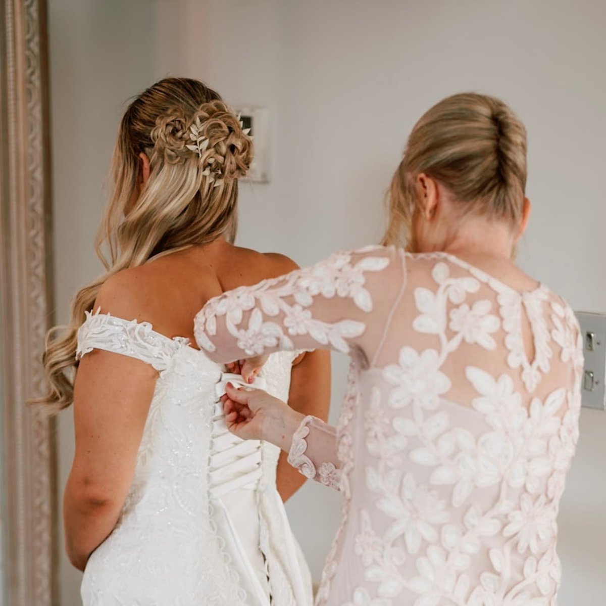 JanellArnaud's tweet photo. Francesca’s special day last year was unforgettable. Stunning hair shots by @tcullenphotos. I love creating hair flowers—they’re one of my favourite styles. https://t.co/HjO1hY9Z2i