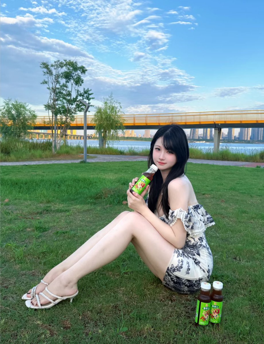 Mirei9988's tweet photo. 最近的天空真的太美啦
傍晚来江边散散步随身揣上洪大好得酸枣汁
清爽酸甜，0糖，胜过奶茶千万倍
都说南昌这个城市有点辣，不光美食
人更火辣，在这个夏天，穿上漂亮小裙子
搭配一口清爽酸枣汁，健康不齁甜

更多资源✈️ : https://t.co/Skb9oSfsEZ https://t.co/AWmqBRBGtJ