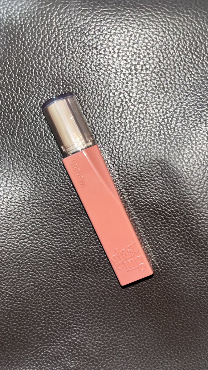 tatayangiee's tweet photo. KORBAN OPINI LIP GELAP BIKIN KELIATAN TUA ADALAH AKU 😭 Dulu anti bgt lip warna bold, tapi pas cek undertone di Skin Analyzer Color Expertnya Wardah, aku nemu lip bold yang pas dipake muka malah kelihatan cerah dan segar. Pemilik NEUTRAL TO WARM SPRING SKIN UNDERTONE sini kumpul! https://t.co/M4uz4aXmcH