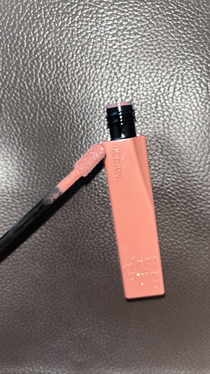tatayangiee's tweet photo. KORBAN OPINI LIP GELAP BIKIN KELIATAN TUA ADALAH AKU 😭 Dulu anti bgt lip warna bold, tapi pas cek undertone di Skin Analyzer Color Expertnya Wardah, aku nemu lip bold yang pas dipake muka malah kelihatan cerah dan segar. Pemilik NEUTRAL TO WARM SPRING SKIN UNDERTONE sini kumpul! https://t.co/M4uz4aXmcH