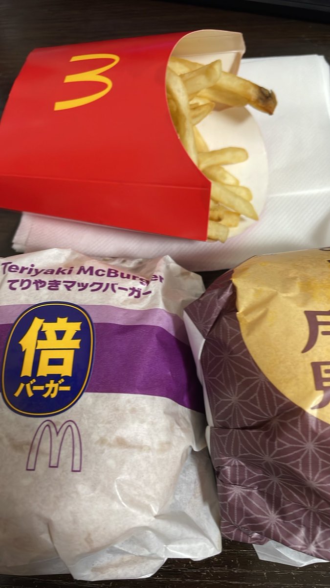 gekkoflol's tweet photo. さっきマックで先週オーダー間違いがあったからモバイルオーダーとその奴貰いに行ったら
バグでセット2個渡して来たんだけど
さすがに返したよねww
この時間に倍バーガーあるのやばい https://t.co/rtqQBWcM8l