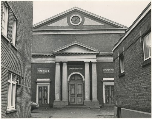 corien_glaud's tweet photo. 3 september 1945, herinwijding na de Tweede Wereldoorlog van de Grote Synagoge aan de Wagenstraat in Den Haag.
Het Parool, collectie @DelpherNL; foto's collectie Haags Gemeentearchief https://t.co/riUdIpMKtq