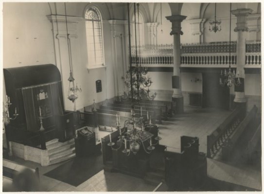 corien_glaud's tweet photo. 3 september 1945, herinwijding na de Tweede Wereldoorlog van de Grote Synagoge aan de Wagenstraat in Den Haag.
Het Parool, collectie @DelpherNL; foto's collectie Haags Gemeentearchief https://t.co/riUdIpMKtq
