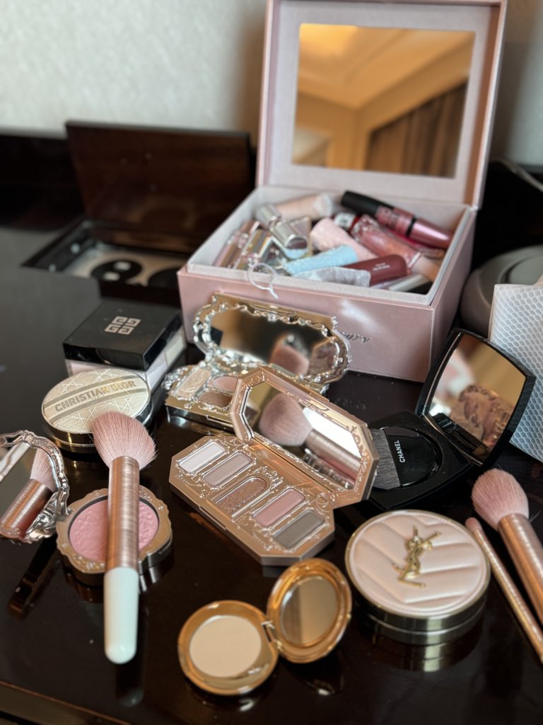 miuvyre's tweet photo. daily grwm https://t.co/xMIAatHHK8