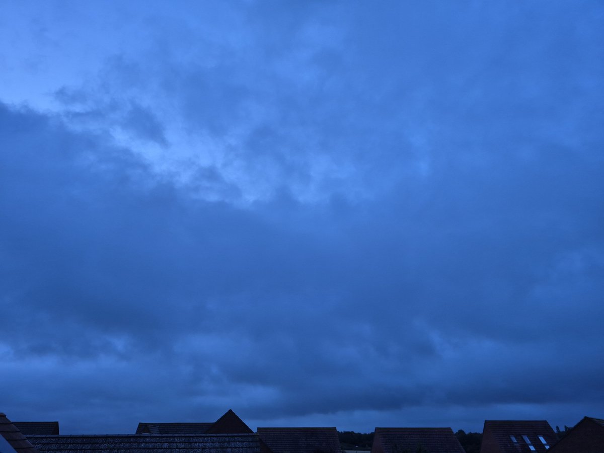 RobynPeel04's tweet photo. A very grey sky for today's sunrise.
Although the air is the air is damp, the forecast suggests that it'll remain cloudy and dry.
Lots to do today. Have a lovely time. https://t.co/qNLJccCl6e
