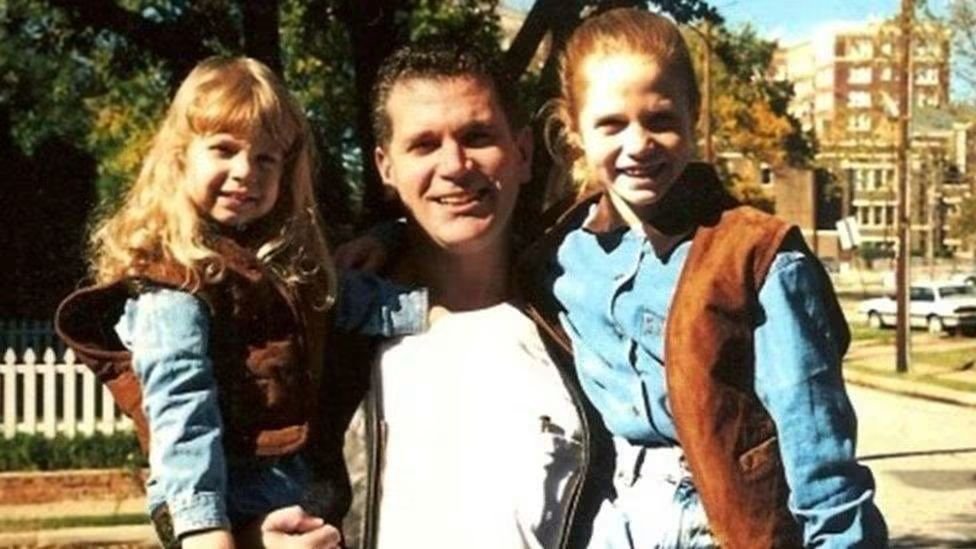 AmesStraight's tweet photo. 🚨 REMINDER: John Battaglia murdered his 2 daughters while, according to forensic psychologists, experiencing psychosis stemming from bipolar disorder.

The jury deliberated for just 19 minutes.

He was executed in Texas in 2018. https://t.co/ZLnqouV492