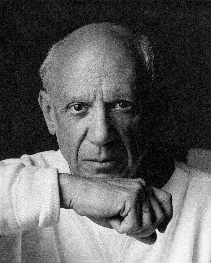 AugusteBardamu's tweet photo. Le génie du vingtième siècle et peintre de la paix du Parti communiste était en réalité un tyran domestique d'une cruauté absolue.

L'Histoire a fait de Pablo Picasso le créateur absolu, l'icône moderne de la liberté artistique et de la gauche culturelle.

La réalité intime est celle d'un destructeur méthodique, protégé par son statut et son immense fortune.

Picasso amassait des millions tout en prêchant la justice sociale, menant grand train pendant que ses compagnes subissaient son emprise.

Son système amoureux reposait toujours sur le même schéma : l'idole séduit, isole, vampirise sa proie pour nourrir son art, puis la broie cliniquement.

Il les humiliait publiquement et les réduisait à néant, assumant ouvertement son sadisme avec cette formule glaçante : il n'y a que deux sortes de femmes, des déesses et des paillassons.

Ce cynisme n'était pas qu'une posture verbale, c'était une violence physique et psychologique documentée de l'intérieur.

Françoise Gilot, la seule compagne à avoir eu le courage de le fuir, a raconté cet enfer dans un livre paru en 1964. Elle y décrit un homme d'une brutalité inouïe qui, au cours d'une dispute, lui a écrasé une cigarette allumée directement sur la joue.

Il a ensuite usé de tout son pouvoir dans le milieu parisien pour boycotter systématiquement la propre carrière de peintre de la jeune femme.

Le saccage psychologique est aussi raconté sans filtre par le propre sang de l'artiste. Dans ses mémoires, sa petite-fille Marina Picasso écrit noir sur blanc : il soumettait les femmes à sa sexualité animale, les domptait, les ensorcelait, les ingérait et les écrasait sur sa toile.

L'entourage ne s'en remettait pas. La brillante photographe Dora Maar a fini internée en asile psychiatrique, poussée à la folie par les manipulations du peintre et allant jusqu'à subir des électrochocs.

Olga Khokhlova, sa première épouse, a sombré dans une profonde détresse mentale, harcelée et traînée dans la boue par l'artiste.

D'un côté, le maître dessinait la colombe de la paix et portait fièrement la carte du parti. De l'autre, il terrorisait son foyer avec la froideur d'un inquisiteur.

Le mythe du grand humaniste progressiste s'effondre derrière les portes de son atelier. Le champion des opprimés était en réalité un prédateur implacable.