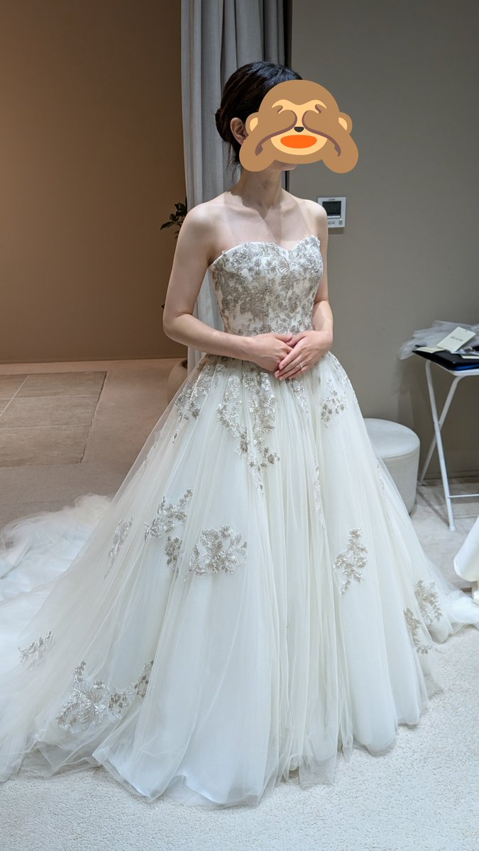 DigitalTattoooo's tweet photo. 結婚式のドレス選び１回目❗️
合計６着フィッティングさせて貰った〜✨️
適当なメイクと髪型で行ったからか、しっくりこず🥲💦
どれが似合っててどれが似合わないのかもよくわからない🤔
みんながドレス選びで悩んでいる気持ちがやっとわかった🙂‍↕️🤚
これ以上太ったら呼吸出来なくなりそう😭 https://t.co/hN9EFqWPQq