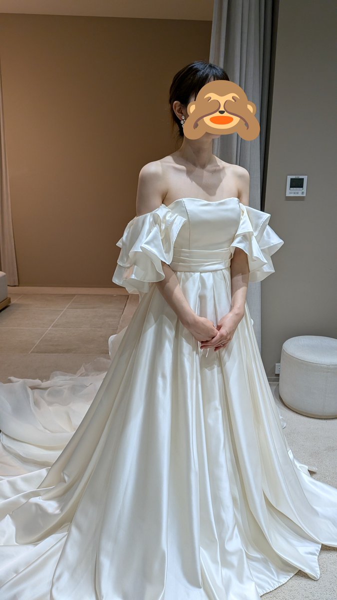 DigitalTattoooo's tweet photo. 結婚式のドレス選び１回目❗️
合計６着フィッティングさせて貰った〜✨️
適当なメイクと髪型で行ったからか、しっくりこず🥲💦
どれが似合っててどれが似合わないのかもよくわからない🤔
みんながドレス選びで悩んでいる気持ちがやっとわかった🙂‍↕️🤚
これ以上太ったら呼吸出来なくなりそう😭 https://t.co/hN9EFqWPQq