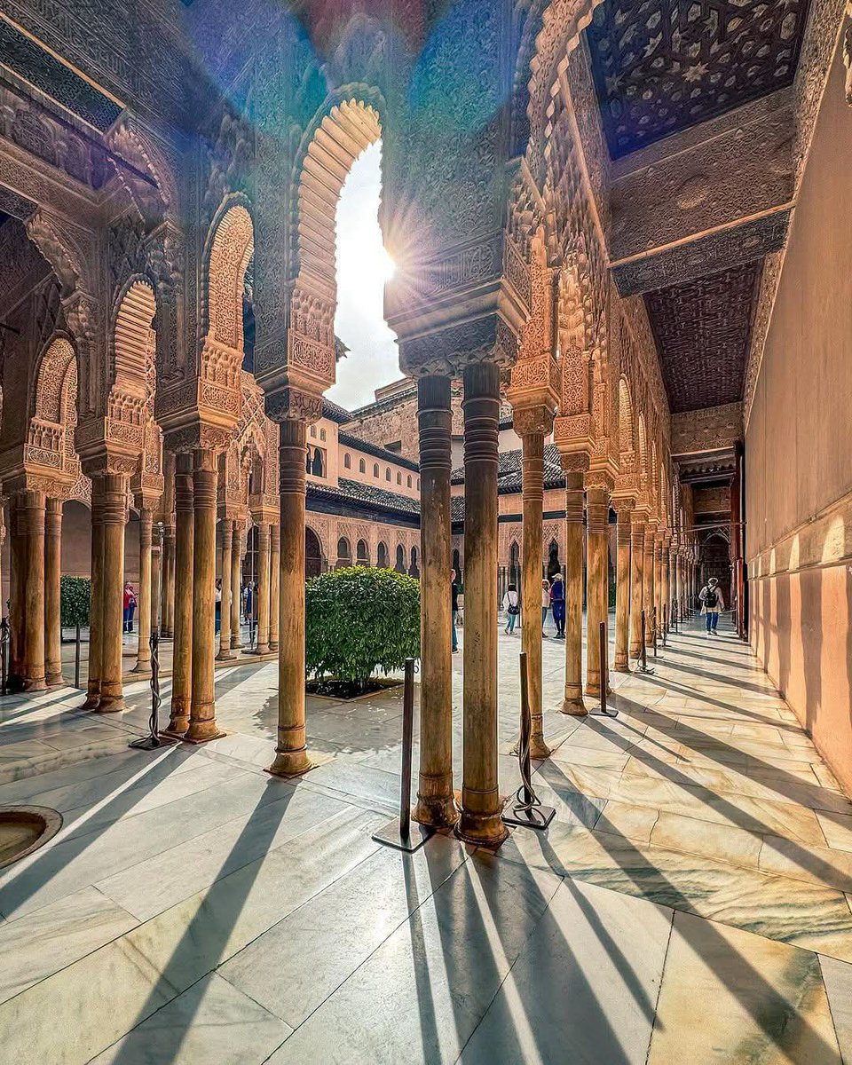 mosa_alktaifan's tweet photo. إنّ قصر بني نصر الكبير يعتبر بمثابة “مصنع” إعجاب، وهو خلاصة حساسية مفرطة وذكاء وقّاد، أكثر ممّا هو مصدر ثراء ورفاهية وترف. يحتوي هذا القصر على “ديكور” يكاد يشبه أرقى ديكورات المسارح العالمية، بل يفوقها جمالا وجلالا، لأنّه ديكور حيّ دائم خالد وموح بالحبّ الذي ينبعث من كل جوانبه. https://t.co/eYz513553R