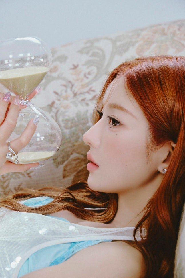 tang__kira's tweet photo. IZ*ONE Reunian buat 10 tahun anniversary nanti?

Kwon Eunbi cerita setelah liat IOI sunbaenim perform tuh dia ketemu dengan para member terus pada ngobrol "(Sunbaenim) keliatan bahagia bgtt" "Kita juga pengen (reunian)"

Kwon Eunbi bilang bahwa para member IZ*ONE tuh secara positif berdiskusi tentang reunian ketika mereka anniversary ke-10. Kalau situasinya memungkinkan, semua member juga sangat terbuka, kita semua pengen aktif kembali.