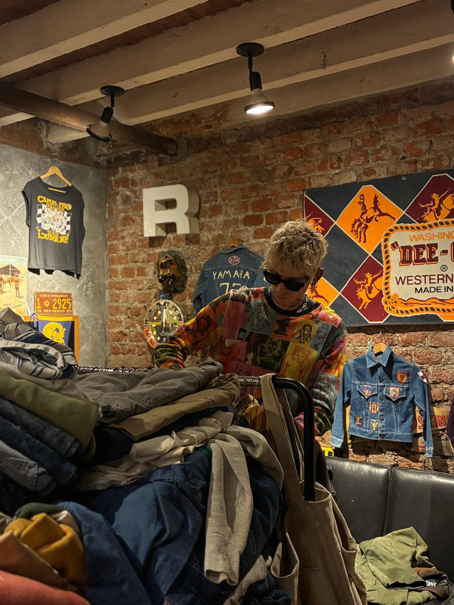 prissjay23's tweet photo. mgk touched down in mexico city and hit @errevintage for some fiya threads 🧵 🔥
#mgk #mgktour #méxicocity https://t.co/Rcmu6YfdCg
