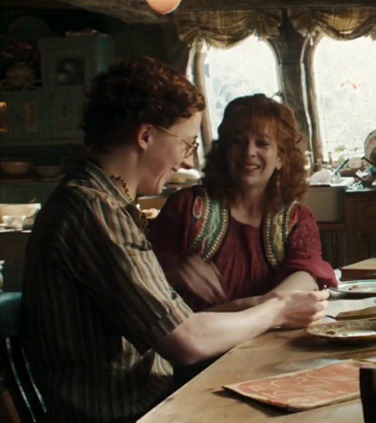thiegonovais's tweet photo. A cara de orgulho da Sra. Weasley vendo o Percy recebendo a informação que ele será monitor da Grifinória.

Nem parece que ele vai se virar contra própria família. E sim, os filmes nem se aprofundaram nisso. https://t.co/e7SRmx6jNY