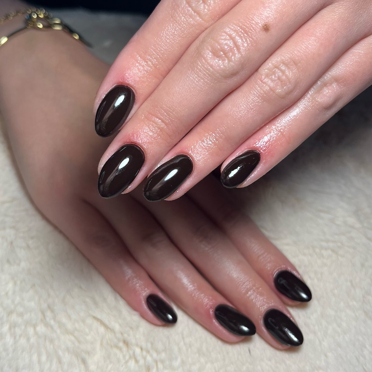 OraleePooler's tweet photo. Dark Brown! On dirait un Noir... https://t.co/cpchlL3FPk