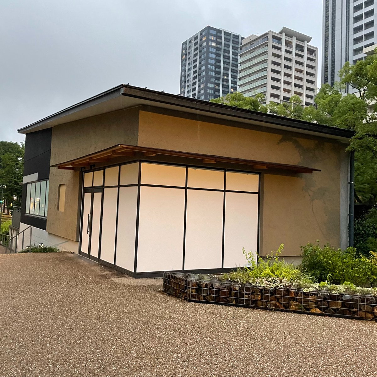 Mid_observatory's tweet photo. 悲しいのが、沢山の木を伐ってまでして建てたショッピングモールのテナントが埋まっていないことです。ガラガラのショッピングモールをつくるために、名古屋市は公園の400本もの木を伐らせたのでしょうか。しかも、市民にそ���ことを隠して……。
〇詳細→https://t.co/ZH4lz4UFs4 https://t.co/LWSGTXnmze