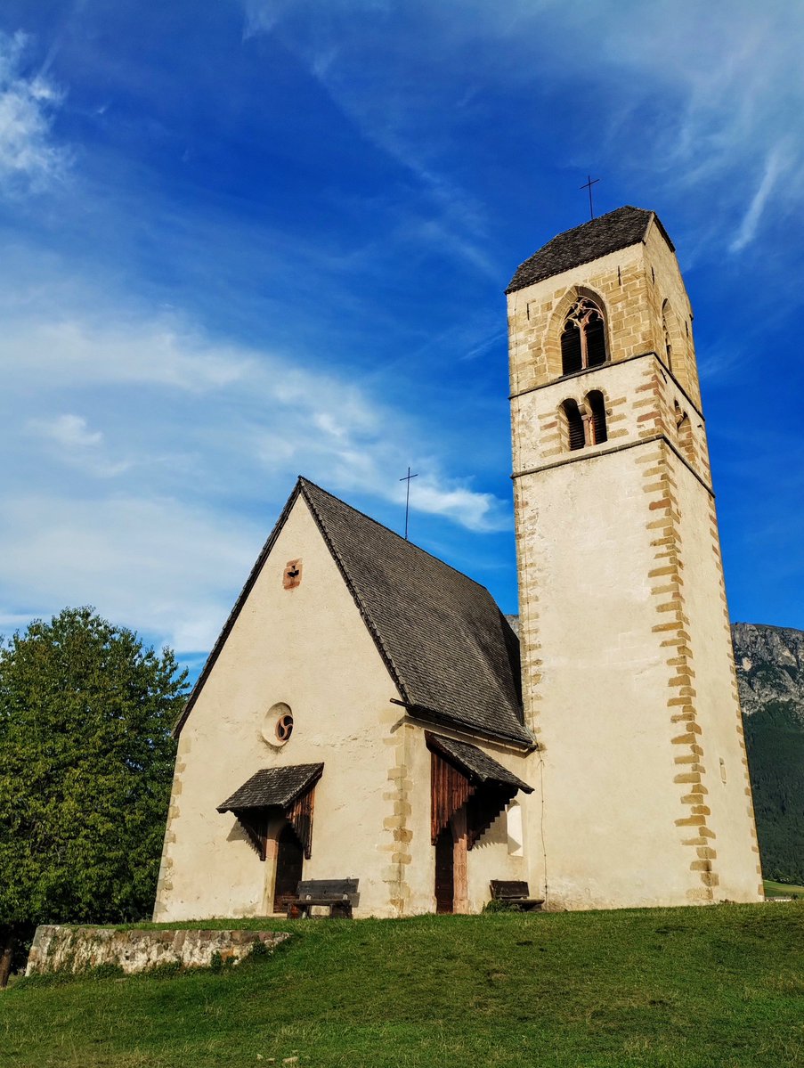 Giorgybus's tweet photo. Ero già stata a Fié allo Sciliar una decina di anni fa, ma non ricordavo di essere salita fino alla chiesetta di San Pietro, una delle più antiche dell'Alpe di Siusi... un'ottima occasione per ammirare la montagna dei Loacker in tutto il suo splendore 😍 https://t.co/jHbLADbpkM