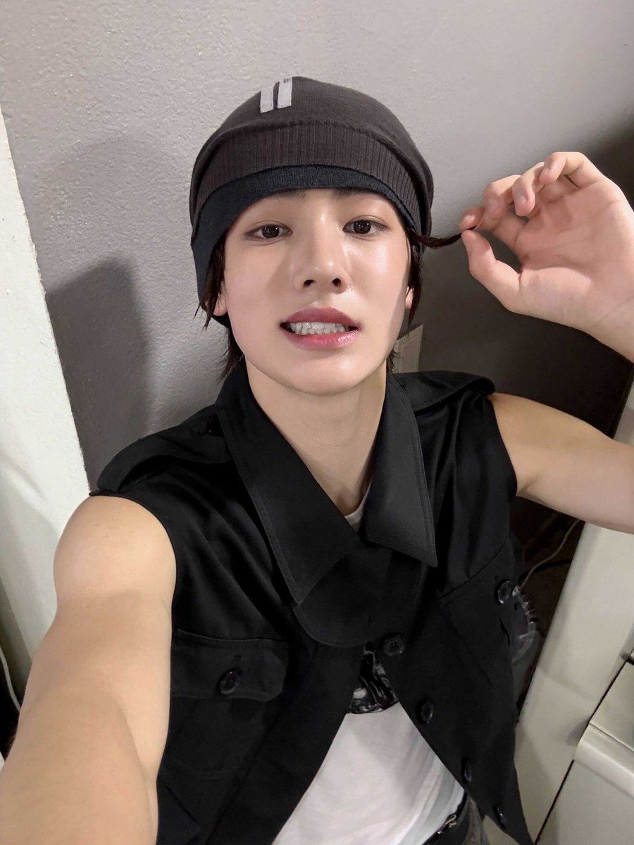 hyeonieverse's tweet photo. i love this seonghyeon FaSHioN look sm https://t.co/faXJF4oqO2
