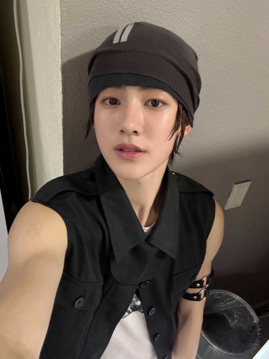 hyeonieverse's tweet photo. i love this seonghyeon FaSHioN look sm https://t.co/faXJF4oqO2