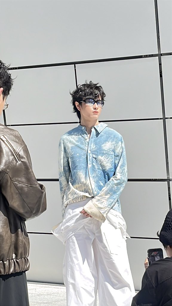 risdpl's tweet photo. BLUE IS DEF HIS COLOR 😖

#MMAMSS27xWAVE
#MMAM
#seoulfashionweek2027ss
#waavetnp https://t.co/NNp9tqFPac