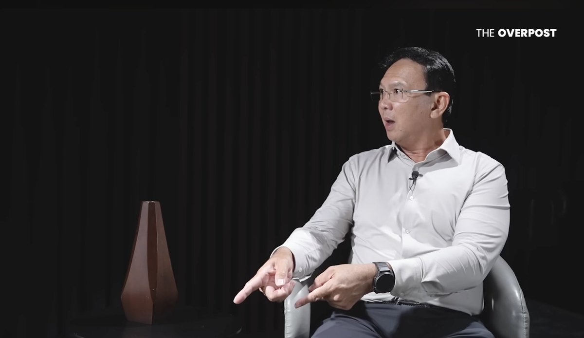 LambeSahamjja's tweet photo. ahok bilang ruu perampasan aset itu gk guna:
- dia yakin tetap banyak yang bakal korupsi juga 
- soalnya aturan yang mirip itu udah ada dari lama 
- tapi gak pernah dijalanin
- itu karena butuh aturan turunan dari pemerintah 
- tapi aturan turunannya gak pernah dibikin
- kalo cuma ada undang undang tapi gaji pejabat dan hakim gak dibenerin nanti malah dipake buat meres orang
- ahok bilang hukuman m4ti juga bukan solusi soalnya orang tetep nekat nyogok asal bisa lolos
- menurut ahok caranya adalah buka semua anggaran ke publik biar rakyat bisa liat sendiri duitnya kepake buat apa
- dia juga bilang orang korupsi itu bukan karena gajinya kecil tapi karena serakah aja emang wataknya