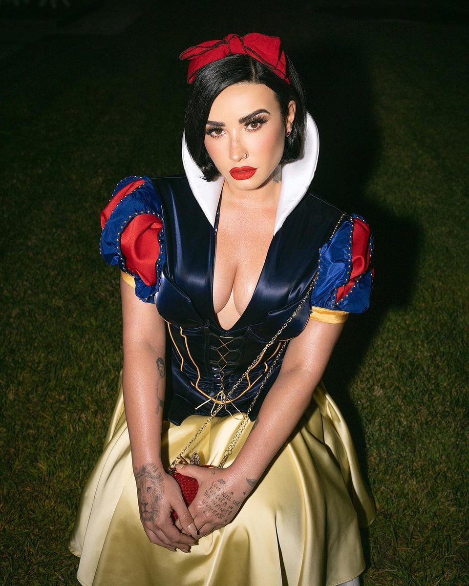 TracyMathe6th8's tweet photo. Happy Halloween. No tricks, just a stunningly chic Snow White bob for Demi Lovato by @eduardoponcehair. The perfect pairing for her on-point costume. https://t.co/wKVMxfz2uW