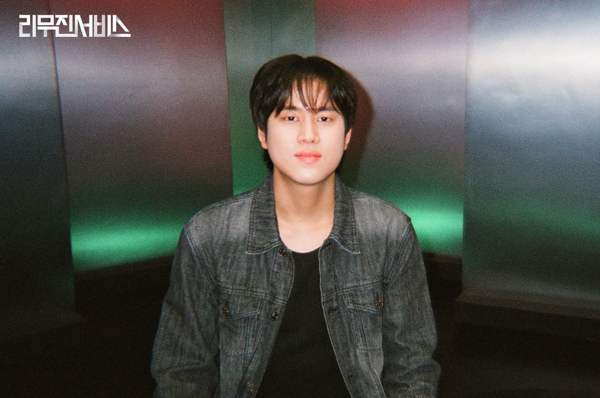 mujin_plz's tweet photo. 알면 알수록 궁금증을 남기는
무쥔장의 무궁무진한 매력❓🧡
물음표를 남기는 무쥔장과 함께
가을도 타고~🍁 리무진도 타고~~🚗
즐거운 음악 여행을 떠나요🎵

#이무진 #LEEMUJIN 
#리무진서비스 #LMJSV https://t.co/NCB0fFKM8L