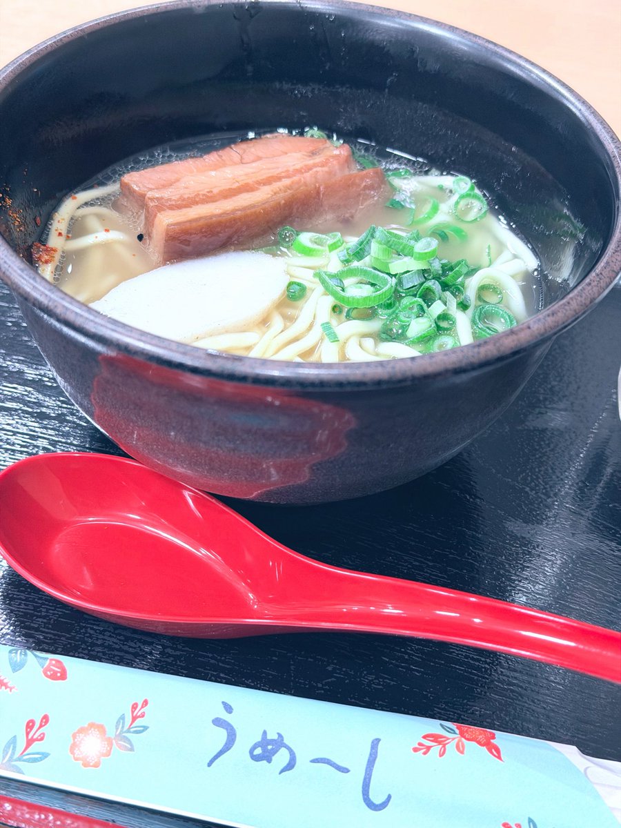 jo__onn's tweet photo. 締めアイス
のような
ソフトクリーム
のような
🍨🍦

そして今頃

イヤホン行方不明
とか
目印チャーム行方不明
とか

帰ったら再度確認しないと😅

📸
あったかい物
サンデー🍨🍦白の下に青

と土産達
☝️
全部自分用かも
🤣🤣🤣

✈️💪 https://t.co/PGcsAfow0O