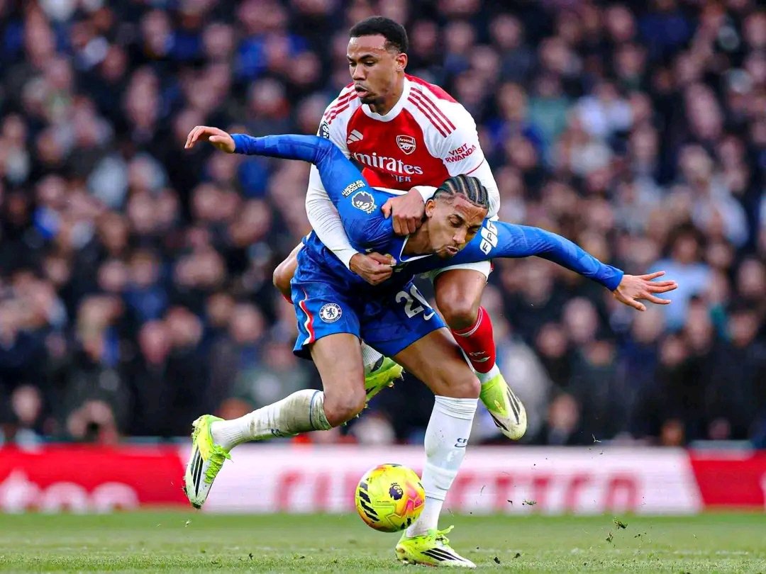 AnythingArsen's tweet photo. 🚨Peter Crouch: "Great game! Two teams looking good as well. I’m going to put the cat amongst the pigeons and I’m going to go for a 3-2 Chelsea win. I think they’ve announced themselves as title contenders.

The only problem for Chelsea is defensively, I think Chelsea will concede, but I think there will be goals, it will be interesting to see. I love the Emiliano Martinez signing, I think it’s a brilliant signing. How you get a World Cup-winning, dominant leader for £7million in this climate. I think that’s unreal."
