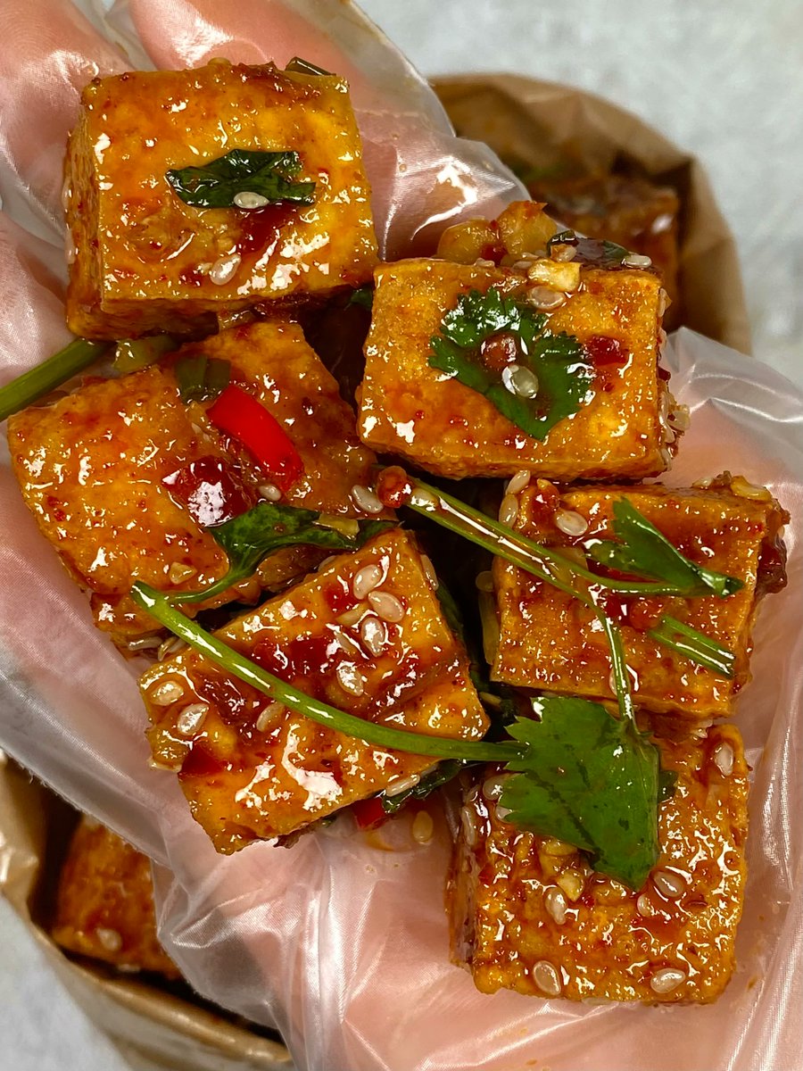 GakharNeron's tweet photo. Hot fried stinky tofu from the street cart, crispy exterior, savory sauce bursting with flavor—perfect late-night snack!， https://t.co/vv0EJ6QjMU