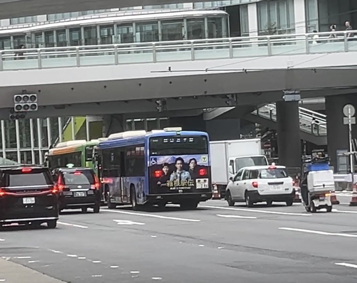 CHIE___1024's tweet photo. 渋谷でラッピングバス🚌見れるかなぁと思って行ったらすぐ遭遇した‼️
慌てて撮ったけど横とかは間に合わず。。。
後ろから遠いけど。
これ1台しか走ってないのかな？？
#オレハコ
#俺たちの箱根駅伝 https://t.co/OSSDvS1gGe