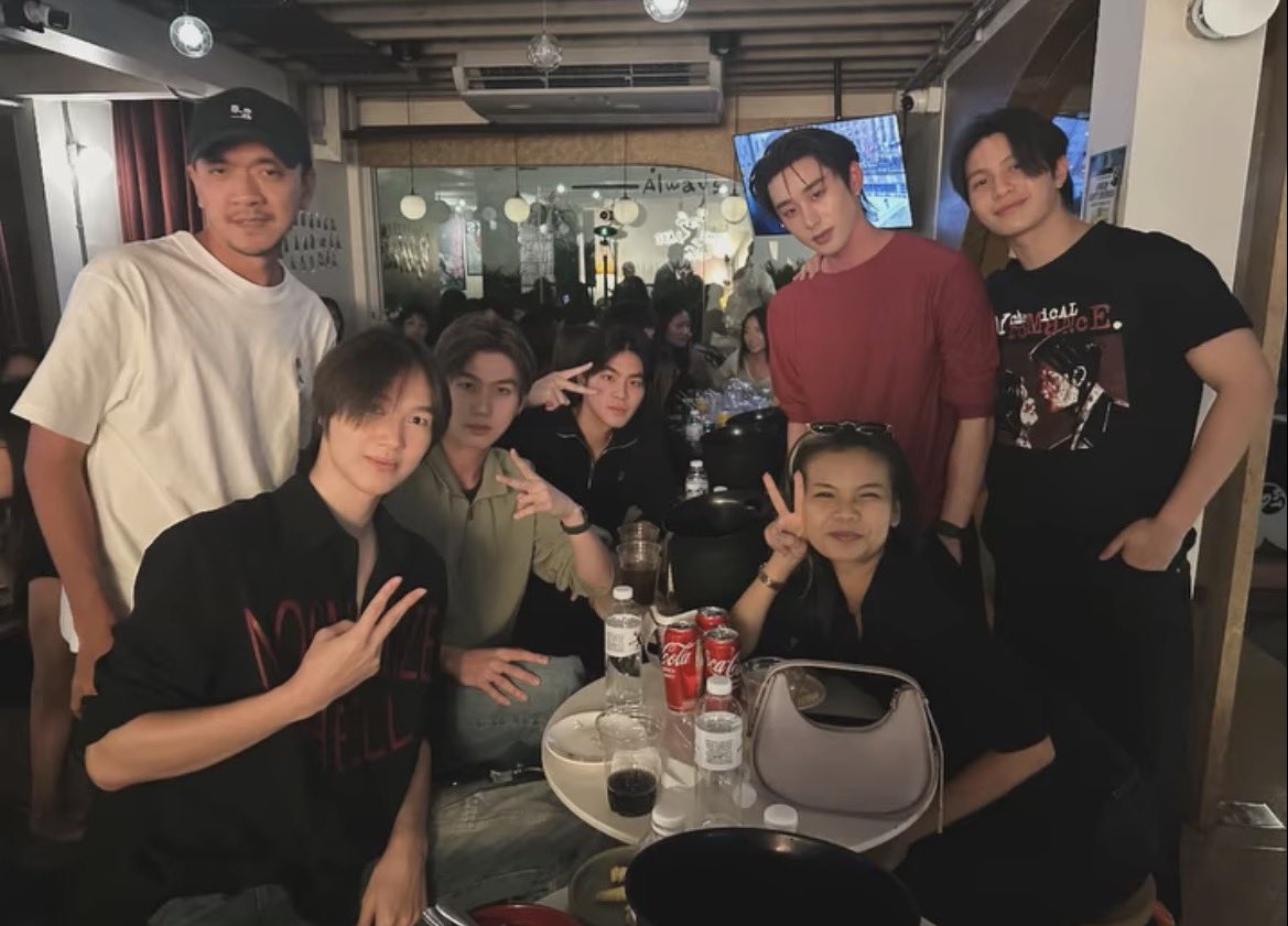 valcrazyforWE's tweet photo. You Maniac cast in the after party ❤️
WILLIAM LOOKS HUGEEE IN THIS PIC 

#YouManiacSeries https://t.co/s4TyF2Kw85