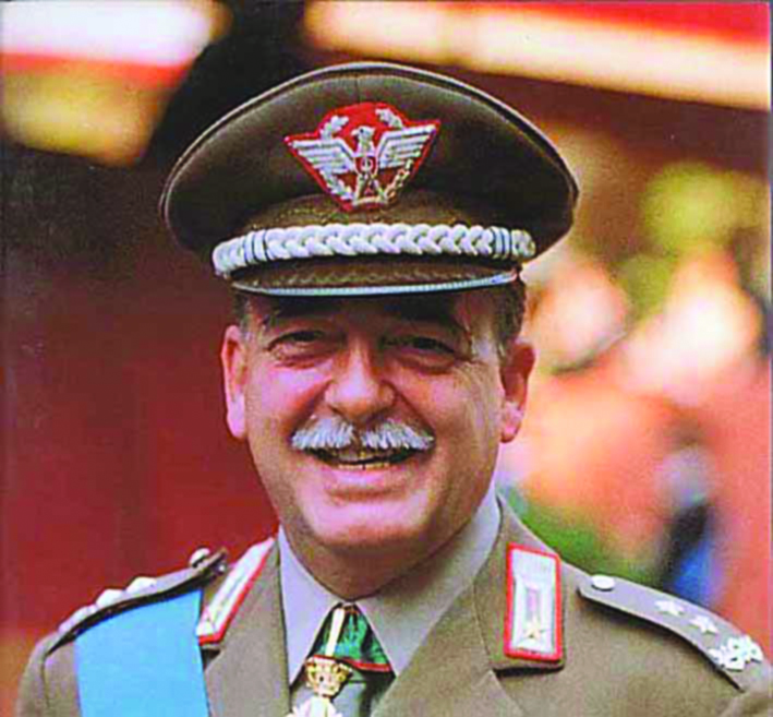 _Carabinieri_'s tweet photo. #3settembre 1982: la mafia uccide il Generale Carlo Alberto dalla Chiesa, con la moglie Emanuela Setti Carraro e l’agente di scorta Domenico Russo. Rimane vivo e indelebile l’esempio di assoluta fedeltà e dedizione allo Stato e alla collettività https://t.co/QR9Vsv7oGV