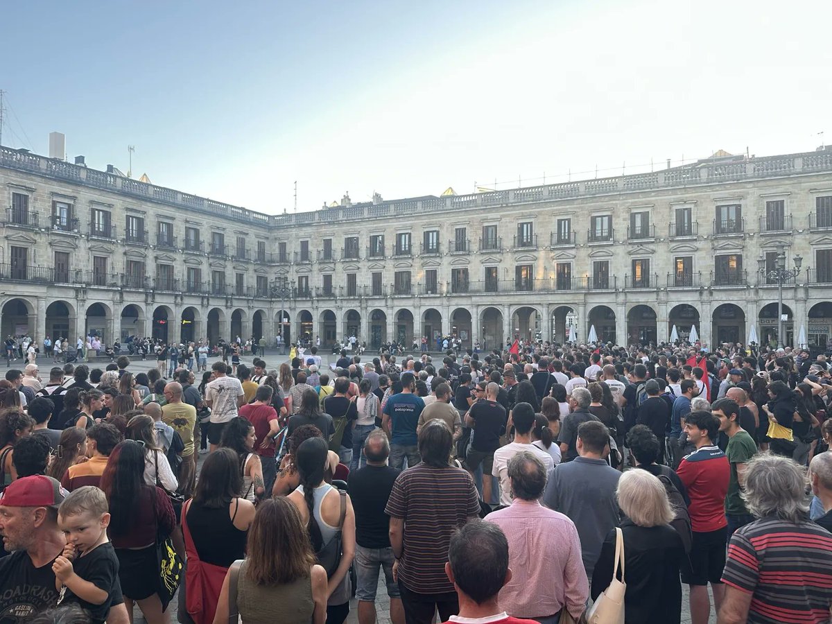 DSocialista_'s tweet photo. Respuesta antifascista ante las movilizaciones de la ultraderecha

Decenas de miles de personas plantaron cara ayer a los fascistas en todo el Estado contra la instrumentalización racista de la crisis humanitaria en Ceuta.

➡️ https://t.co/6i1JPbHyA3 https://t.co/BNyP48wZyv