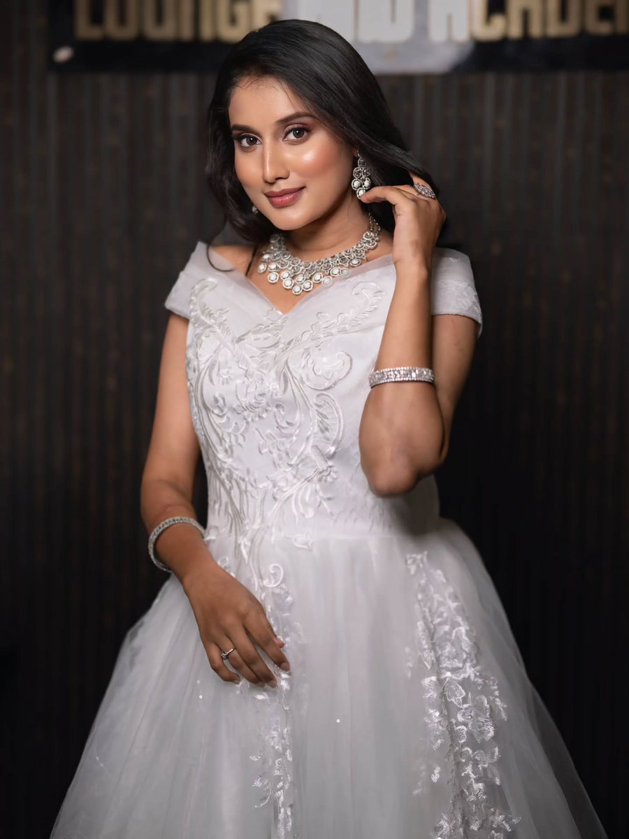 OlenFiorentini's tweet photo. Christian Bridal Look Demo https://t.co/Iil9L7mI9H