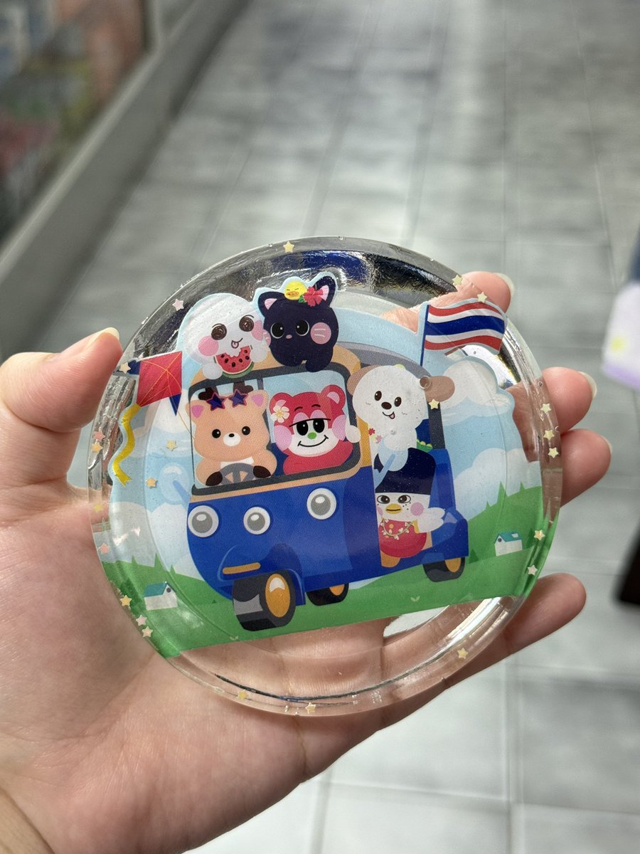 schondya's tweet photo. กลายเป็นที่รองแก้วไปแล้ว🥹💖 https://t.co/t2fqys1bdU