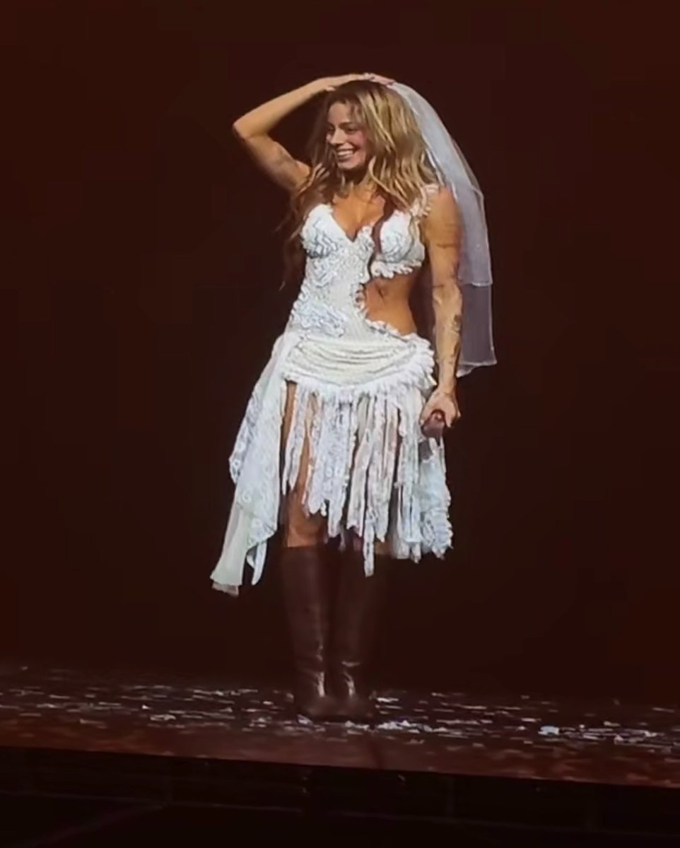 sssoooffiaa's tweet photo. tini con velo. voy a llorarrrrr🥹🥹🥹🥹🥹🥹🤍🤍🤍 https://t.co/jeIeiIVBG3