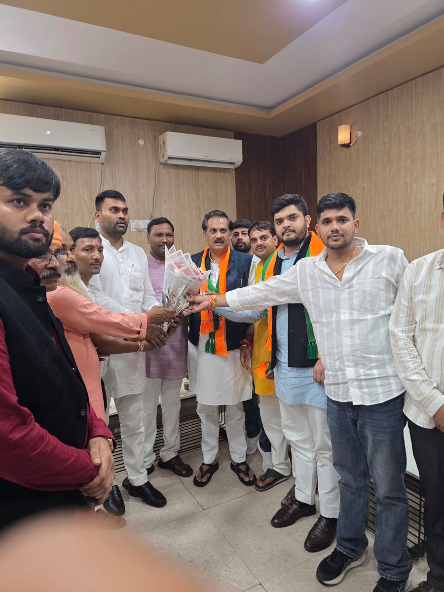 AdPussoo's tweet photo. प्रदेश कार्यसमिति में शामिल होने आए अतिथियों का झाँसी रेल्बे स्टेशन पर स्वागत किया
https://t.co/HtL8dFCZy8 https://t.co/ql79lwjsyU