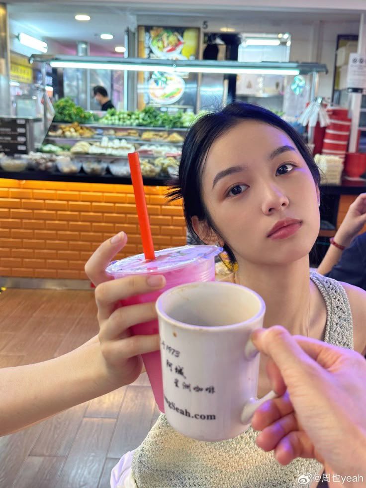 annaiwen's tweet photo. It’s so hot today. so we’re just chilling and enjoying some iced🥂 https://t.co/IXr4HLiDAM