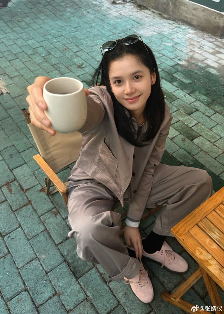 annaiwen's tweet photo. It’s so hot today. so we’re just chilling and enjoying some iced🥂 https://t.co/IXr4HLiDAM