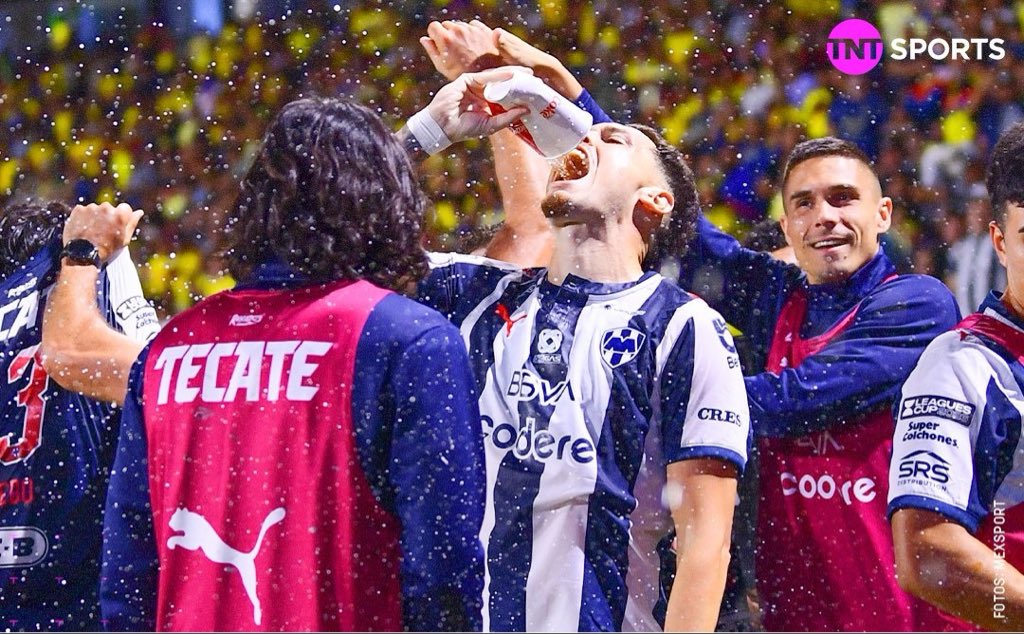jonyt95's tweet photo. Paralelismos cinematográficos 

Neri 🤝 Lucas 🍻🇫🇮 https://t.co/wLOq2sF9Yk