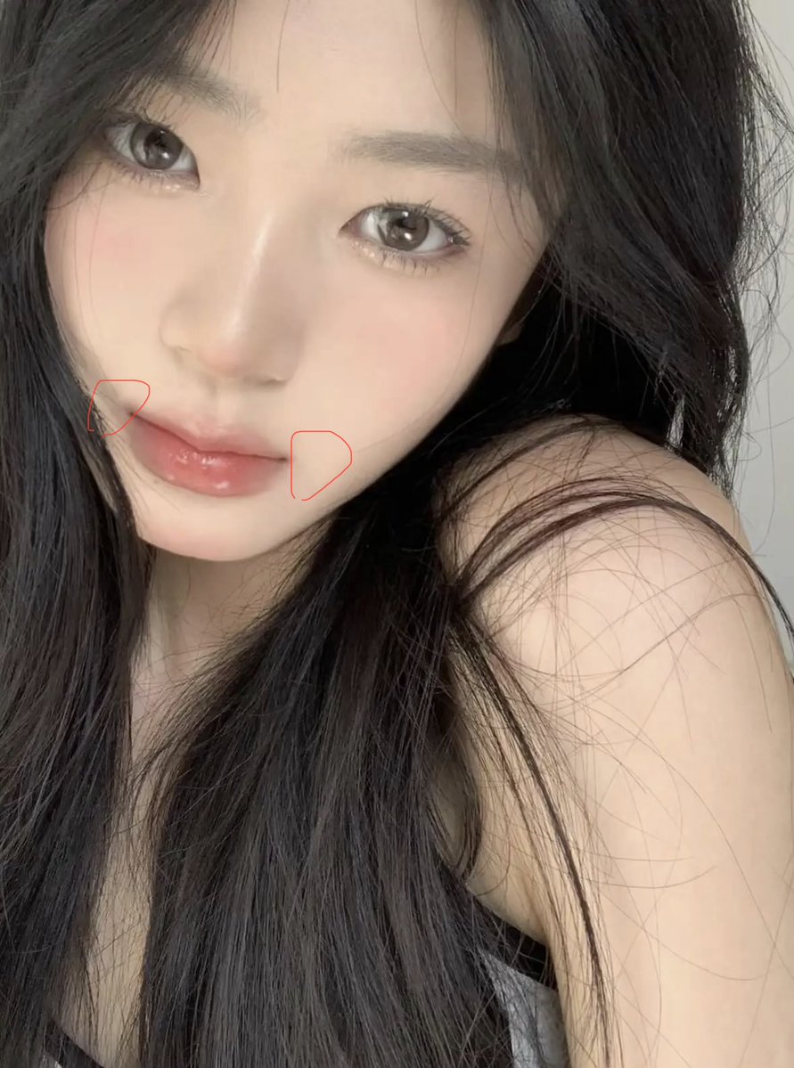 faliwubian002's tweet photo. 图一嘴合上，嘴角处有一条线叫“海角内收”，这种XX收缩性更好，更紧致，图二几乎没有这条线，所以图一更紧致，体验感更好。#淫相学 #易学改变人生 https://t.co/3n4BeUXfos