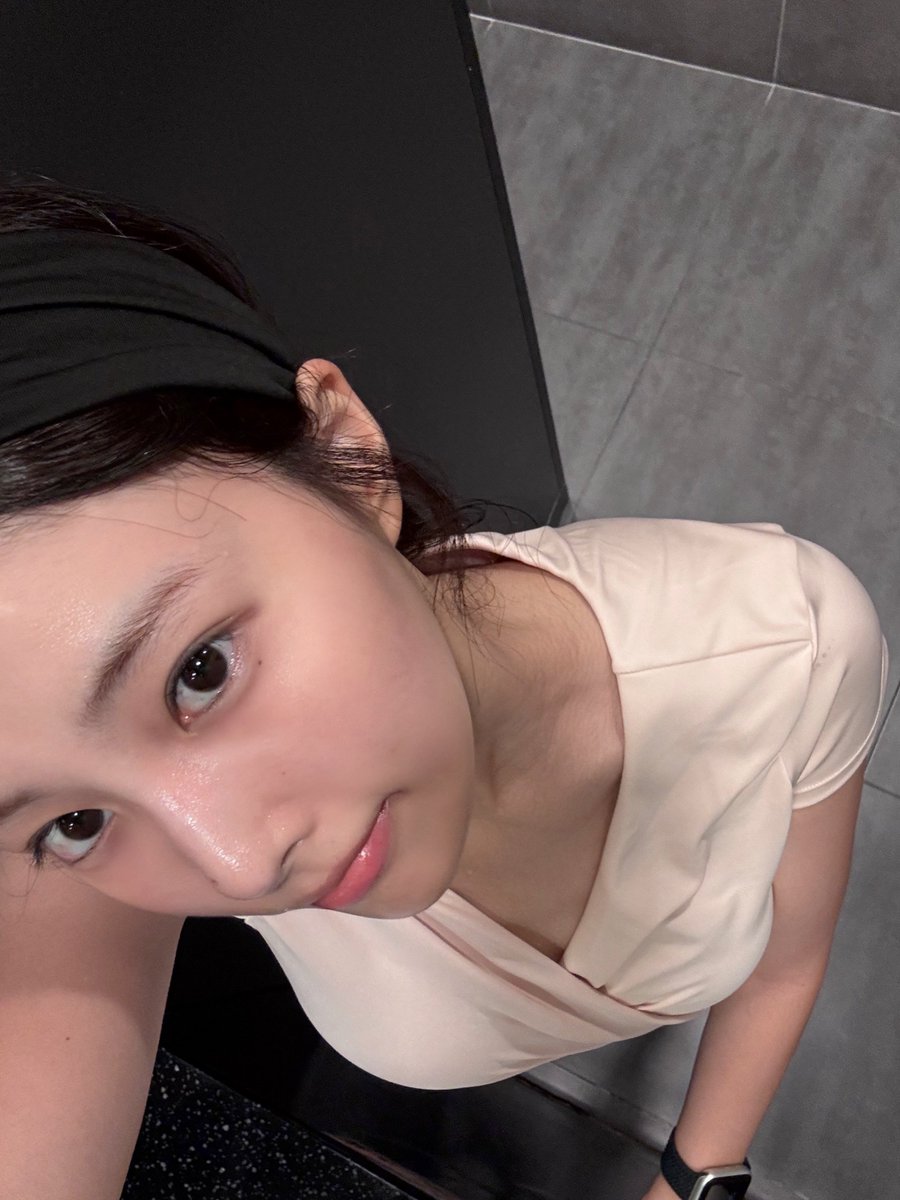 hyemsta's tweet photo. post-workout hyewon >>>> https://t.co/rxEXNewvzl