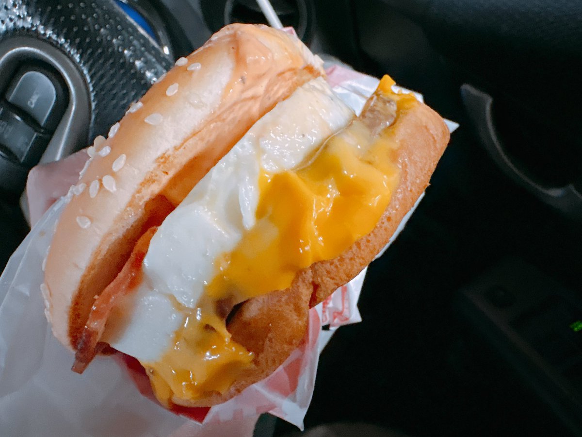 FOY4Aig's tweet photo. 月見とてりたまとグラコロとチキンタツタだけは必ず回収するマン🍔 https://t.co/7KeMpoFE4u