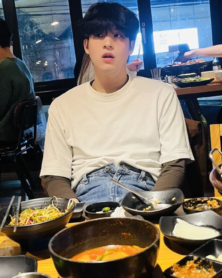 skybearrv's tweet photo. beneran guys sky klo kekenyangan kancing celananya dibuka😭🤏🏻 https://t.co/dibWuB9Bon