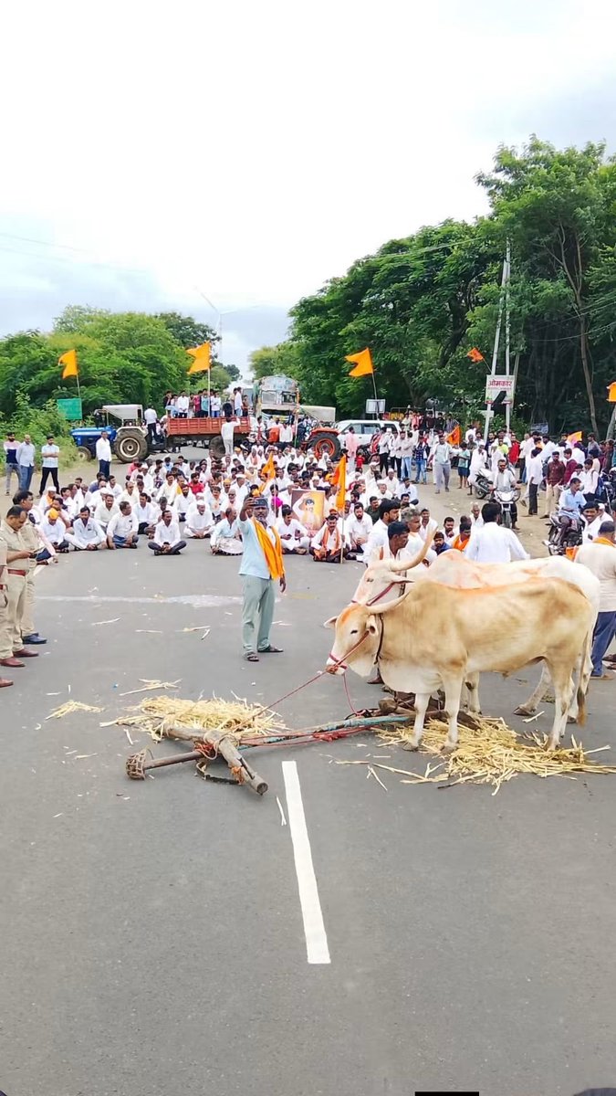 adi_patil191's tweet photo. संघर्षयोध्दा 
#मनोज दादा #जरांगे_पाटील यांच्या मागण्या मान्य करून त्यांचं उपोषण सोडवून मराठ्यांच्या नेतृत्वाचा सरकारने विचार करावा म्हणून नळदुर्ग 
तीर्थ रोड तुळजापूर बंद🔥

📍#तुळजापूर https://t.co/D2KocDNbt3
