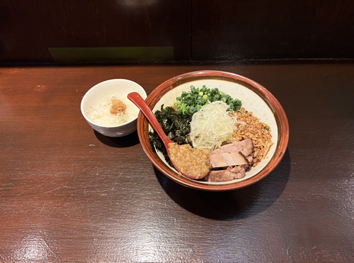 TAKA00537313's tweet photo. 9/3（木）

お昼は雨の中、沢山のご来店ありがとうございました😊

夜の部17:30-21:00(L.O)

🍜限定新メニュー🍜
冷やし月見トロロまぜそば🌕
喉越しの良い麺にとろろと濃厚な卵が絡む夏限定の一杯です！！
※平日のみ提供です！
※麺の量制限ございません！何gでも対応可能です！🉑

お並びの際は先に食券の購入してお並びください🙇

夜の部もよろしくお願いいたします！