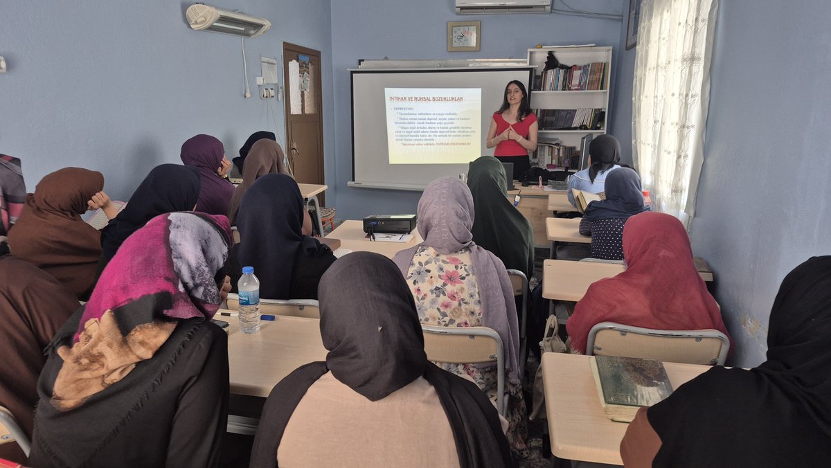 ceylanpinar_ism's tweet photo. 📌Kurumumuz Psikoloğu tarafından  Ceylanpınar Merkez Hafızlık Kız Kuran Kursundaki kursiyerlere yönelik "İntiharı Önleme, Kadına Yönelik Şiddet ve Umuda Kapı Açıyorum Hayata Tutunuyorum Projesi" konularında eğitim yapılmıştır. https://t.co/0F9iefwOoY